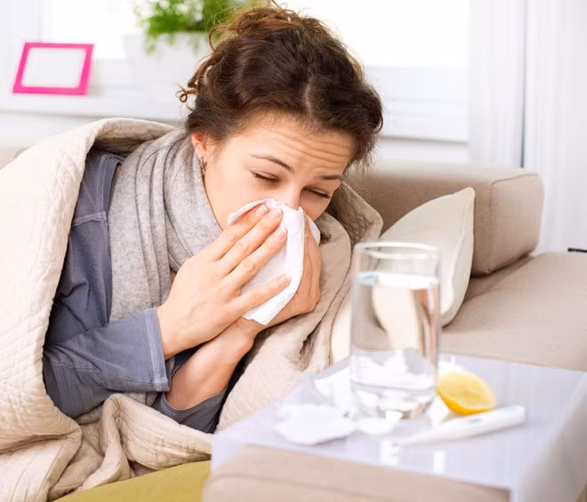 Gây suy yếu miễn dịch: Khi bạn uống nước lạnh ngay sau bữa ăn, nó có thể tạo ra chất nhầy dư thừa bên trong cơ thể. Điều này làm giảm chức năng của hệ thống miễn dịch, khiến bạn dễ bị bệnh hơn. Các vấn đề thường gặp do uống nước lạnh bao gồm sổ mũi, ho, cảm lạnh, đau họng... Ảnh: Michiganradio.