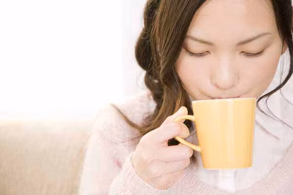 Thay vì uống nước đá hay nước lạnh, bạn nên sử dụng nước ấm có nhiệt độ 27-41 độ C, đặc biệt vào buổi sáng. Nước ấm sẽ giúp loại bỏ độc tố trong cơ thể, cải thiện lưu thông máu, giảm căng thẳng... Ảnh: Internet.