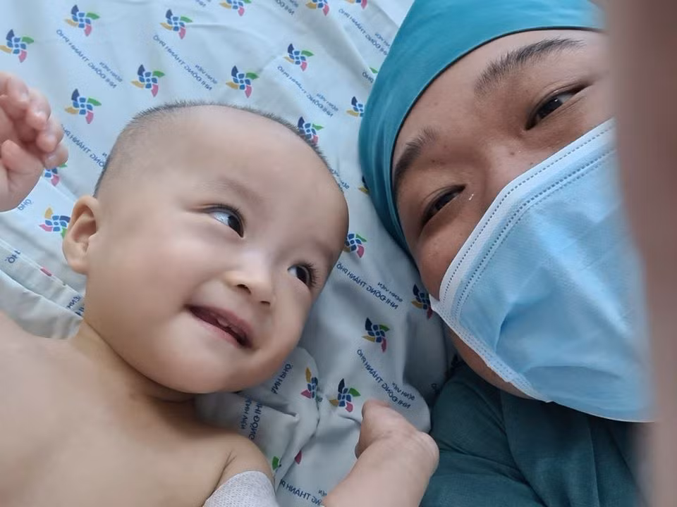 Sau nhiều lần hội chẩn, ngày 15/7 vừa qua, Diệu Nhi và Trúc Nhi được gần 100 y bác sĩ phẫu thuật tách dính. Ca phẫu thuật hoàn thành tốt đẹp, hai bé được đưa về phòng hồi sức ngoại theo dõi và chăm sóc đến nay đã tiến triển tốt.