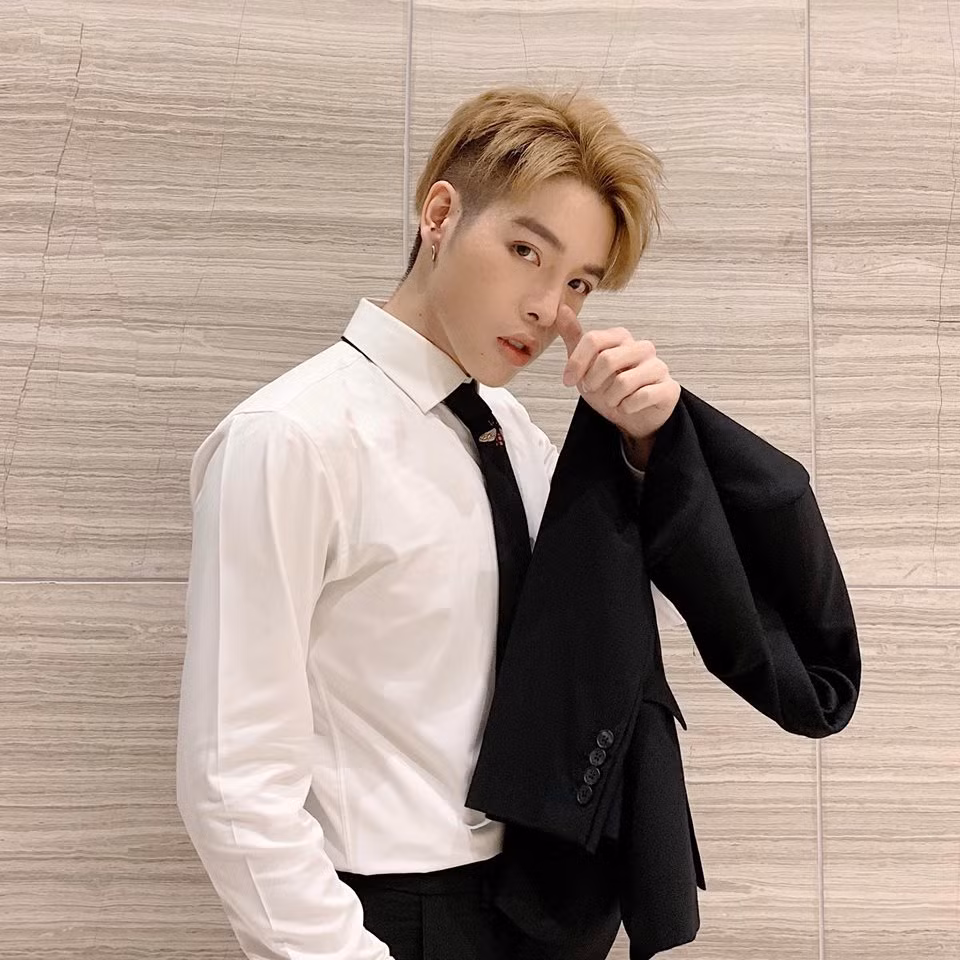 Đức Phúc cũng từng thử qua kiểu tóc hai mái màu nâu tây đầy “chất chơi”. 
