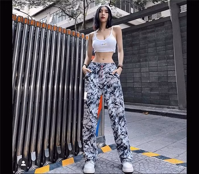 Với vẻ đẹp ngọt ngào ngây thơ như những thần tượng Kpop, cô nàng 9X nhận được sự chú ý của nhiều hãng thời trang, quảng cáo trên mạng xã hội.