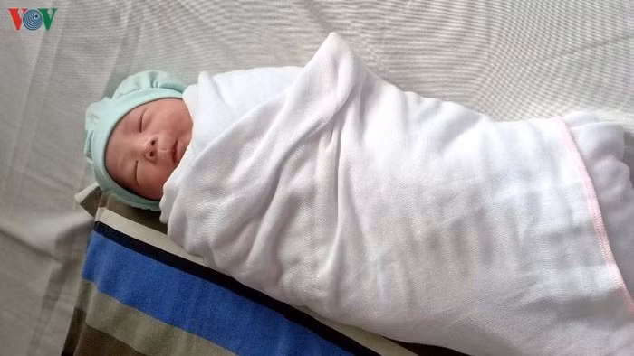 Những em bé đặc biệt ở khu cách ly chống dịch Covid-19 Nhung em be dac biet o khu cach ly chong dich Covid-19
