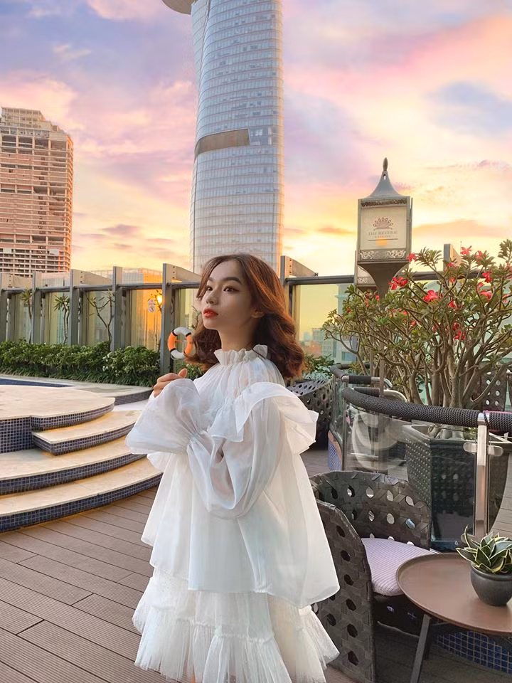 Có lúc nàng hot girl cũng trở nên điệu đà khi diện đầm công chúa.