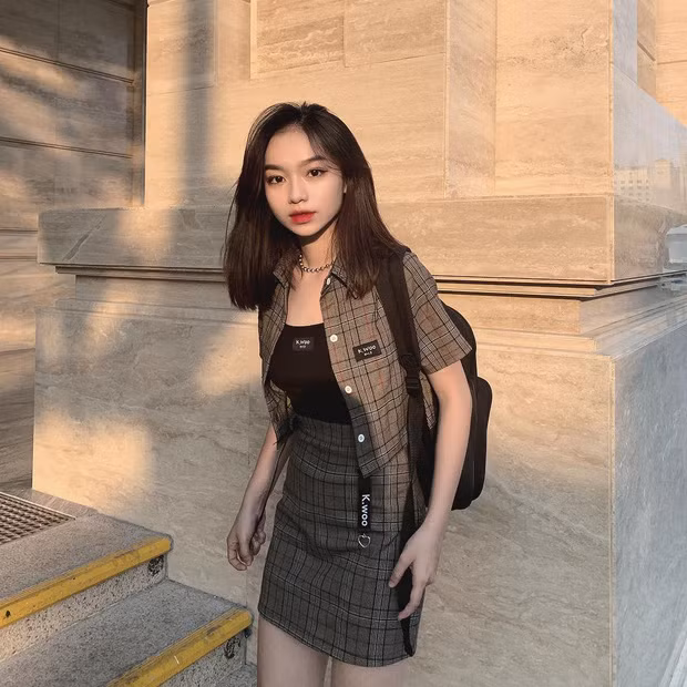 Cô bạn cũng có phong cách mix&amp;match đồ rất cá tính. Lúc thì trông cực kì quyến rũ, khi lại lạnh lùng, chất lừ.