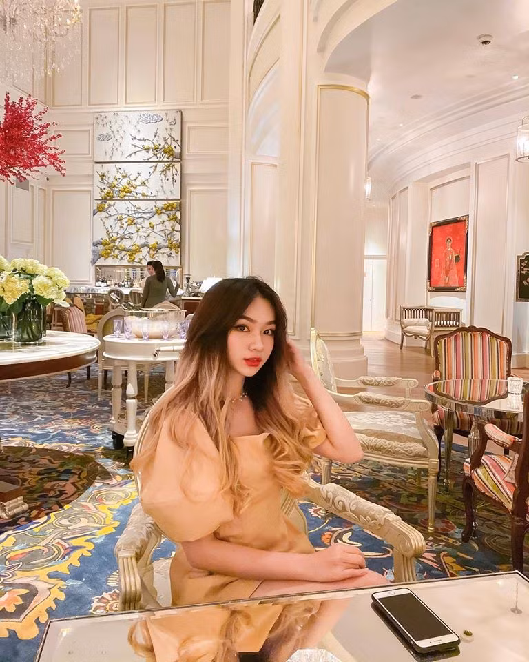Chiếc đầm tay bồng giúp cô nàng khoe nét đẹp sang chảnh, sành điệu.