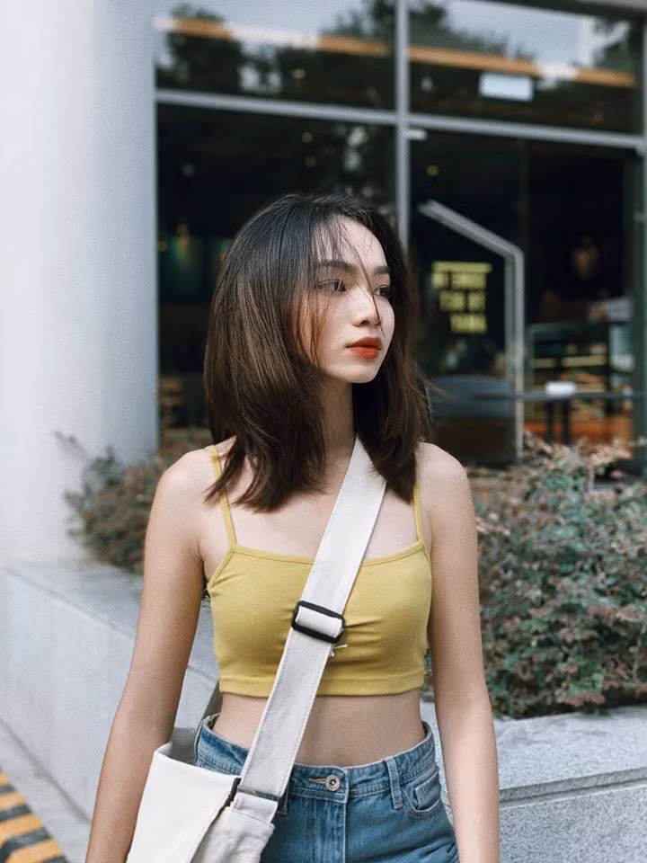 Đôi khi, cô cũng mặc áo hai dây vừa trẻ trung vừa gợi cảm ra phố.