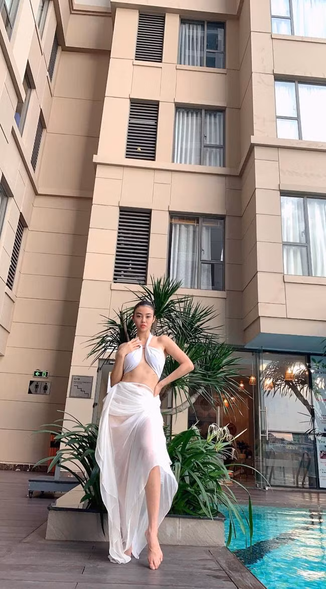 Vài năm trở lại đây, Julia Hồ trở thành tâm điểm của công chúng khi tái xuất showbiz Việt, cùng những hình ảnh nóng bỏng, và cuộc sống giàu có của mình. Dù đã là bà mẹ một con nhưng Julia Hồ vẫn giữ vững phong độ nhan sắc và sở hữu gu thời trang nóng bỏng.