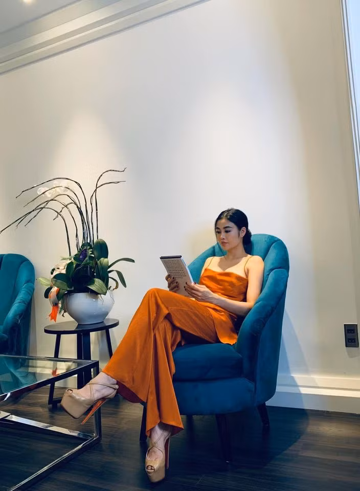 Với niềm đam mê áo quần, Julia Hồ đã mở một thương hiệu thời trang riêng và nhận được sự ủng hộ lớn từ những tín đồ thời trang.