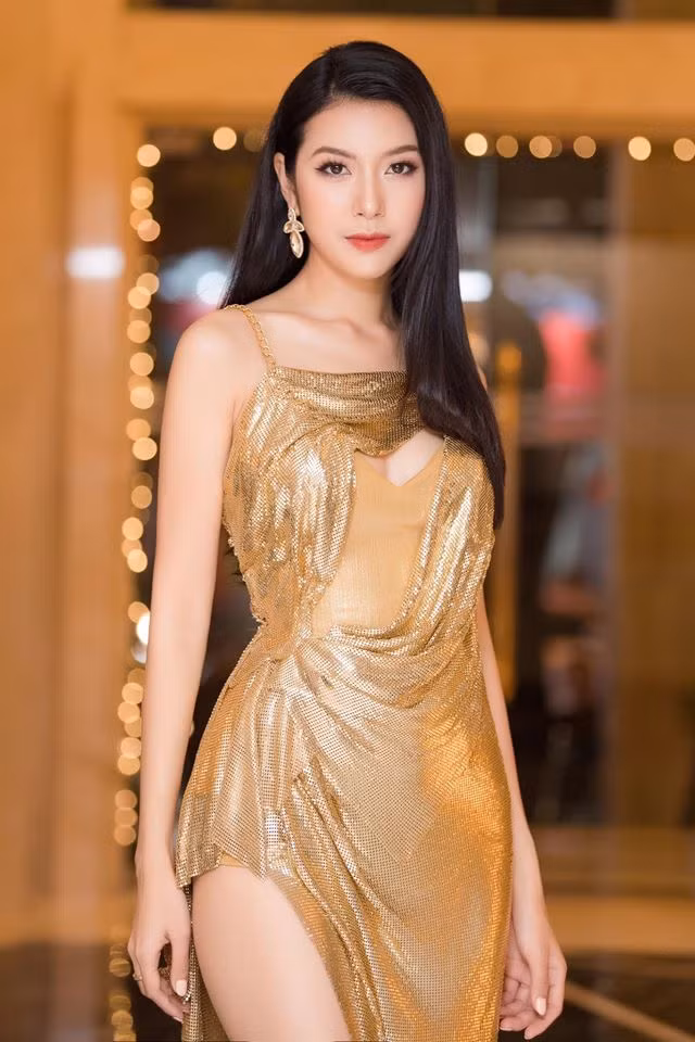 Khi đi dự sự kiện, nàng á hậu chọn chiếc váy xẻ sâu ở phần ngực, xuyên thấu khiến người đối diện "đỏ mặt".