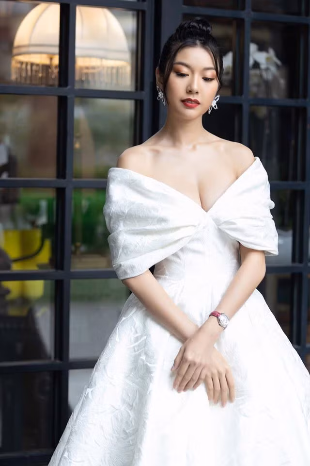 Trang phục trễ vai giúp Thúy Vân trở thành quý cô kiêu kỳ, sang trọng.