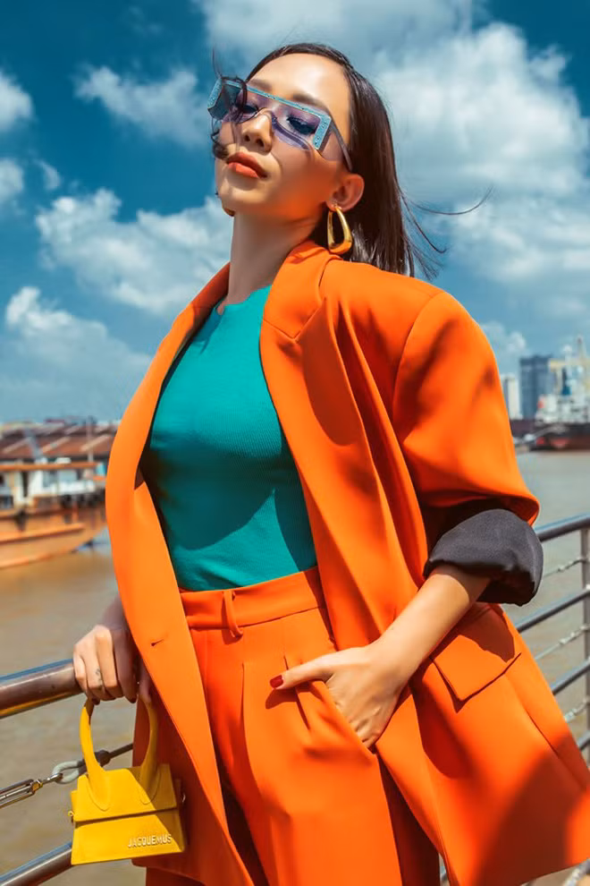 Trước H’Hen Niê, rất nhiều mỹ nhân Việt khác cũng lăng xê trang phục màu cam nổi bật chẳng hạn như Tóc Tiên.