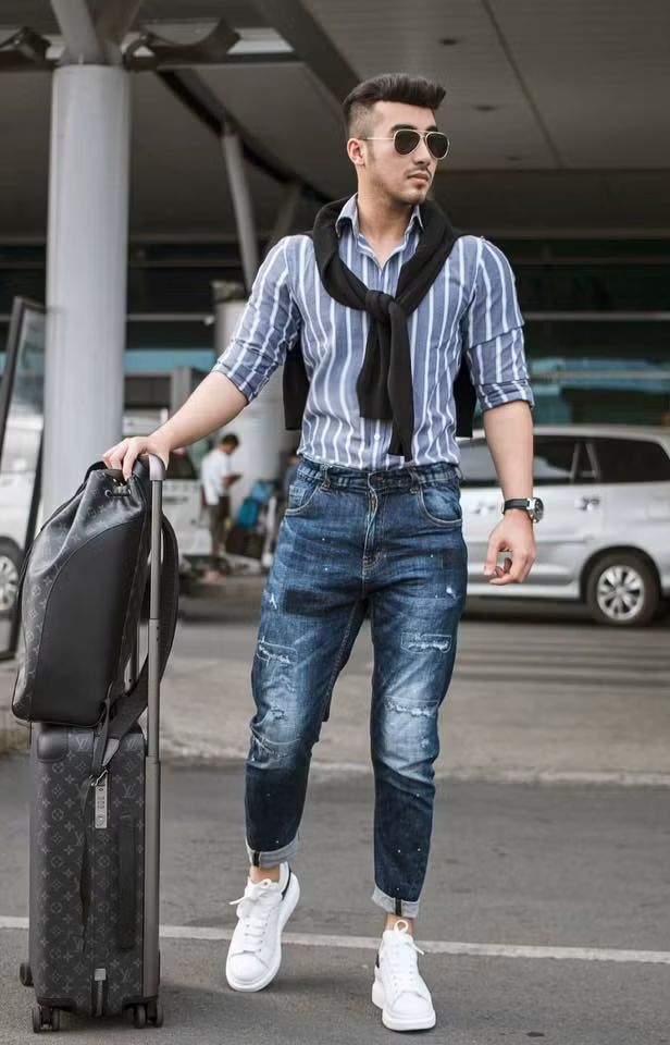 Lục Triều Vỹ thường xuyên chọn set đồ áo sơ mi cùng quần jeans và phối thêm áo len choàng cổ "cực chất". Nguồn ảnh: FB. Mời độc giả theo dõi video "Minh Hằng chia sẻ về phong cách thời trang". Nguồn: VTC.