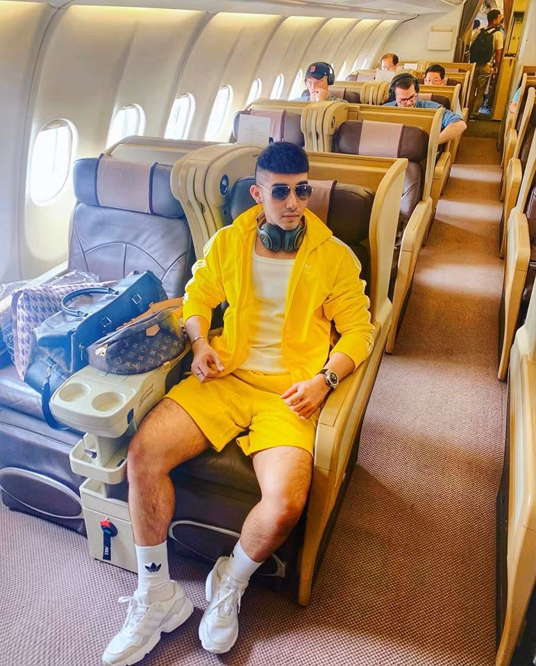 Tú ông 9X thể hiện chất chơi khi diện cả cây đồ màu váng chói lóa.