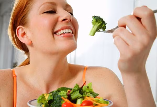 Súp lơ: Loại rau họ cải này ngon nhất khi thời tiết mát mẻ. Theo nghiên cứu được công bố trên tạp chí Nutrition &amp; Metabolism, một chén súp lơ chứa khoảng 2 gram chất xơ, chỉ 27 calo, đồng thời cung cấp nhiều vitamin C, giúp thúc đẩy quá trình đốt cháy chất béo của cơ thể.