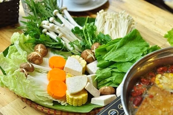 Ngoài ra, còn có ngô ngọt, khoai lang, nước dùng xương, gia vị: ớt, sa tế, sả, bột canh, mì chính và các loại rau xanh như: ngải cứu, rau muống, cải cúc, rau cải ngồng và cà chua, bún và mì tôm.