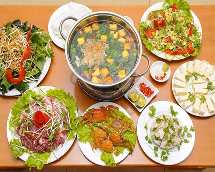 Cách nấu lẩu thập cẩm ngon: Gà làm sạch, chặt miếng vừa ăn. Thịt bò thái mỏng; tôm, mực, ngao rửa sạch, mực thái miếng. Tất cả xếp lên đĩa.
