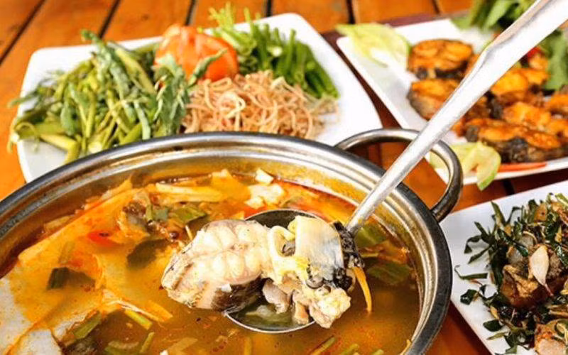 Lưu ý khi làm lẩu thập cẩm: Nguyên liệu nhúng lẩu phải tươi, ngon. Khi nhúng lẩu, cần đợi các nguyên liệu chín hết rồi mới thưởng thức. Chẳng hạn như nấm, nhiều người có thói quen chỉ nhúng một lát rồi ăn, nấm chưa kịp chín rất độc hại. Ngoài ra, khi thả thịt gà vào, đợi chín rồi mới nhúng thêm rau và các thực phẩm khác thì ăn mới không gây tiêu chảy. Ảnh: Internet. Video "Chế biến món ngon từ nấm đông cô". Nguồn: VTC.