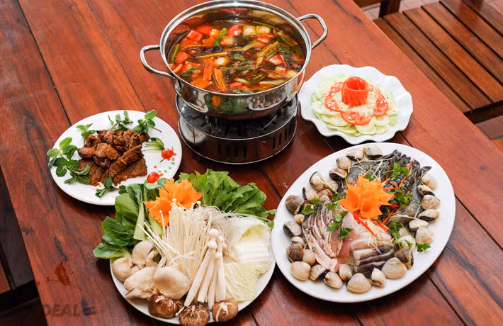 Sau khoảng 30-45 phút cho nước dùng ra nồi lẩu, đập 3 quả trứng vịt lộn vào đun nhỏ lửa vào đun, nêm nếm gia vị vừa miệng cùng ít sa tế. Sau đó cho phần cà chua - sả vừa xào vào đun cùng.