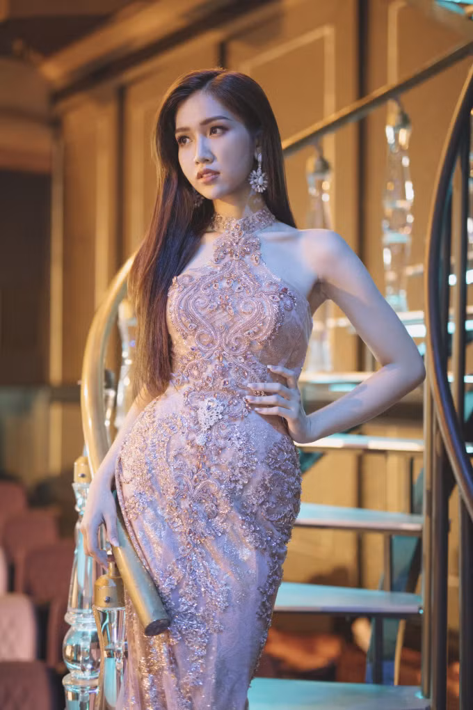 Khi lên đồ đi sự kiện, người đẹp chuyển giới vô cùng lộng lẫy và gợi cảm.