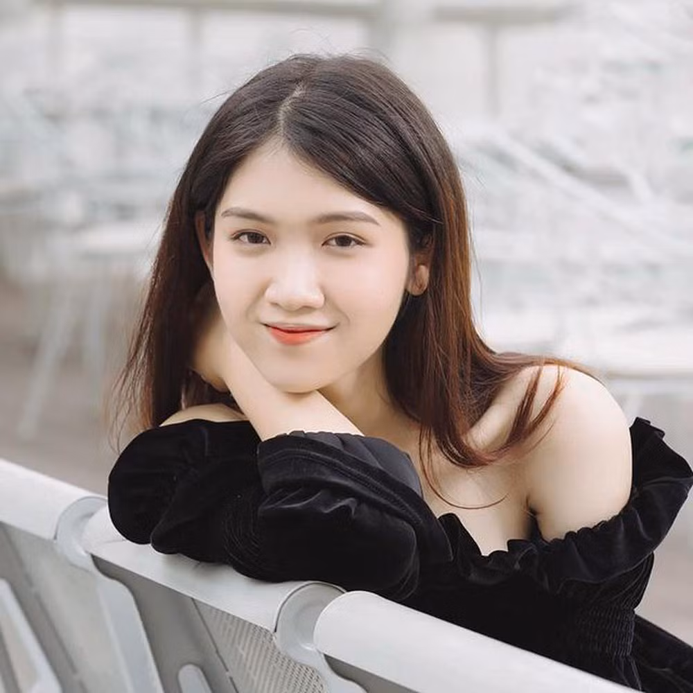 Nhật Hà diện chiếc đầm trễ vai khoe bờ vai trắng nõn nà. Ảnh: Internet, FB. Video "Minh Hằng chia sẻ về phong cách thời trang". Nguồn: VTC.