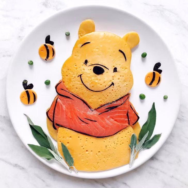 Chú gấu Pooh được tạo nên từ trứng rán và cá hồi.