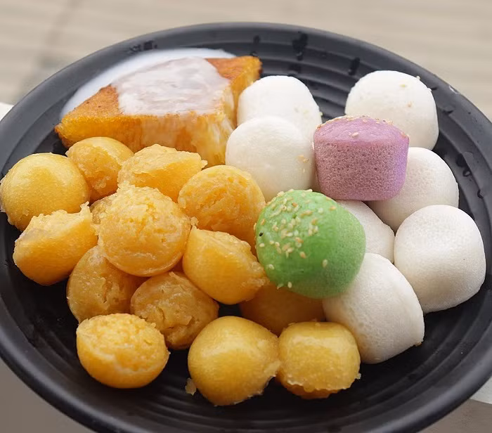 Bánh bò thốt nốt: Một trong những món ăn vặt bạn nên thử tại chợ đêm Phú Quốc là bánh bò thốt nốt. Buổi tối lành lạnh, nhâm nhi một phần bánh thốt nốt ngọt thanh, nâu nâu dễ thương thì còn gì bằng. Chỉ với 5.000 VNĐ một cái là bạn có thể ăn no căng bụng rồi.