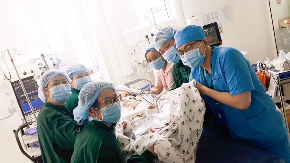 Sau ca đại phẫu, hai con được đội ngũ các y bác sĩ bệnh viện chăm sóc tận tình. Ảnh: FBBV.