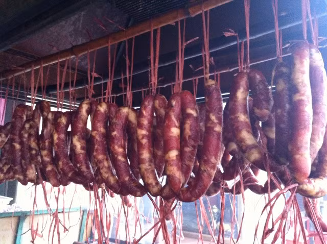 Lạp sườn hun khói là món ăn rất phổ biến ở Cao Bằng. Trong mâm cỗ ngày Tết ở Cao Bằng, sau món thịt gà luộc, đây là món ăn không thể thiếu. 