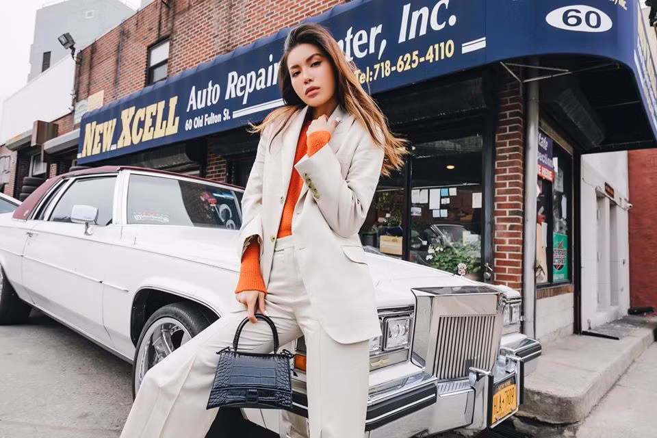Cô biến hóa đa dạng những set đồ street style cực chất khiến người hâm mộ mê mẩn.