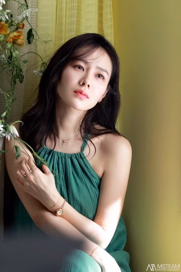 Không ít người cho rằng, để giữ vóc dáng thon gọn, nuột nà có lẽ cô nàng phải tuân thủ chế độ ăn kiêng rất hà khắt. Tuy nhiên, thực tế thì "chị đẹp" không thực hiện bất cứ chế độ kiêng khem nào, càng không bao giờ nhịn ăn để giữ vóc dáng.