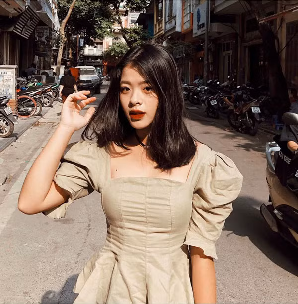 Thỉnh thoảng, cô bé đổi gió một chút với những thiết kế cổ vuông, ôm sát khoe vóc dáng của tuổi 16.