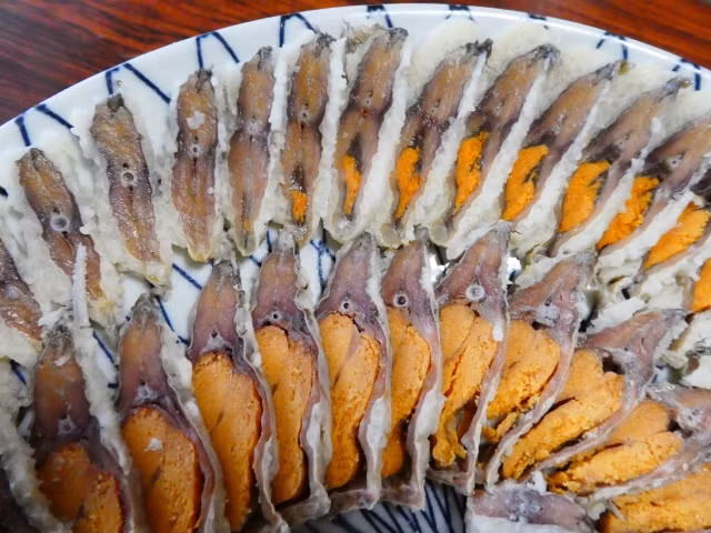 Sau khi đánh bắt, người ta loại bỏ nội tạng của cá, chỉ để lại vây, mang cá và trứng cá. Riêng dạ dày của cá được rửa sạch, ướp muối biển và nhét lại vào trong bụng con cá. Sơ chế xong, những con cá sẽ được xếp gọn gàng vào một thùng gỗ, cứ mỗi lớp cá sẽ rải lên một lớp muối và sau đó nén chặt cá bằng các hòn đá lớn để bảo quản cá được tốt hơn.
