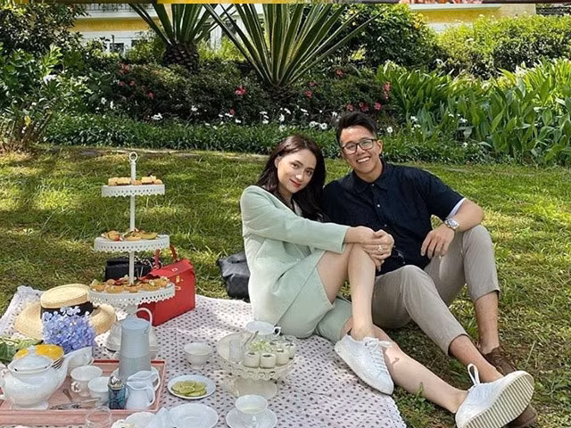 Sau chương trình "Người ấy là ai", Matt Liu - chàng trai doanh nhân Hương Giang lựa chọn nhận được sự quan tâm của đông đảo khán giả. CEO người Singapore được khen ngợi có vẻ ngời điển trai, phong độ và cách ăn mặc cực giản dị.