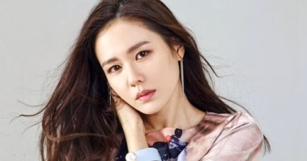 Mặc dù không mấy khi trang điểm quá đậm nét sắc sảo nhưng Son Ye Jin quan niệm cứ trang điểm là cần phải tẩy trang thật sạch. Theo trang tin Her World, Son Ye Jin cũng cho rằng việc rửa sạch da mặt rất quan trọng.