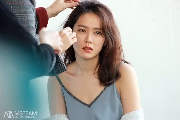 Nữ diễn viên luôn chọn một dòng sữa rửa mặt dịu nhẹ. Đây là bước dưỡng da đơn giản nhưng quan trọng hơn cả đối với Son Ye Jin, rửa mặt giúp lấy đi bụi bẩn, các tế bào chết trên da. Làm cho da dễ thở và thư giãn các lỗ chân lông, từ đó sẽ thẩm thấu tốt hơn các dưỡng chất chăm sóc da.