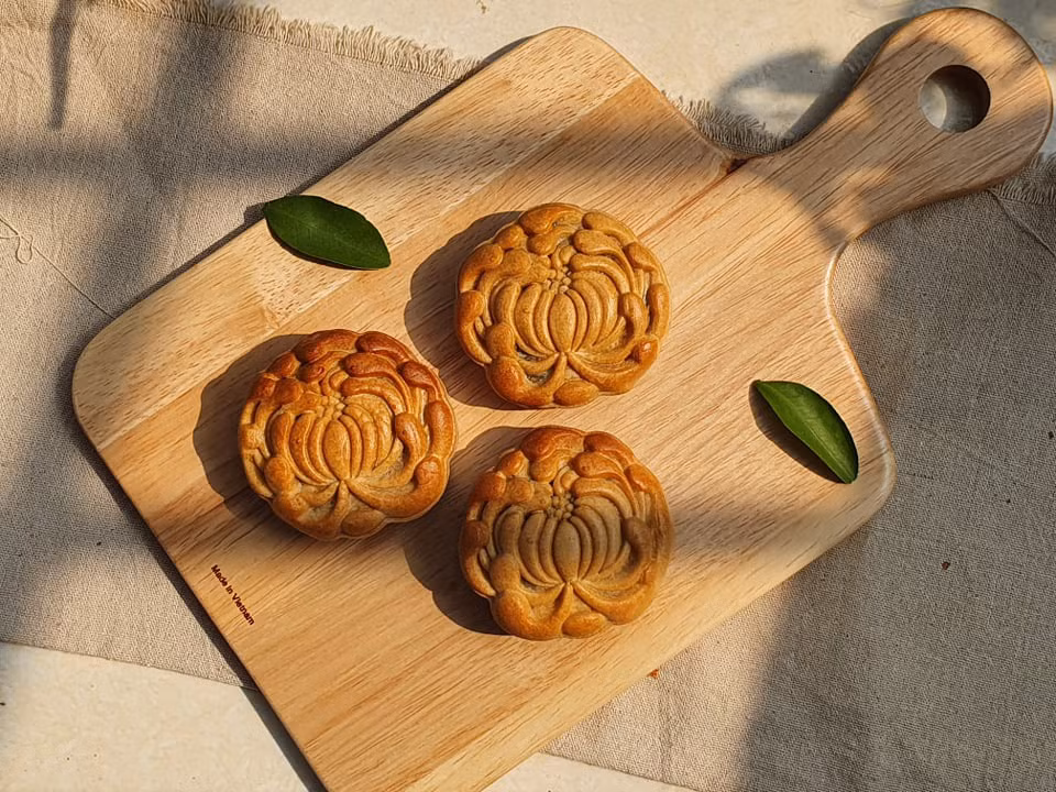 Bánh trung thu: Trong mâm cỗ cúng tổ tiên, chắc hẳn không thể thiếu bánh trung thu, đây cũng là món quà sớm kính biếu ông bà cha mẹ và những người mà mình biết ơn.