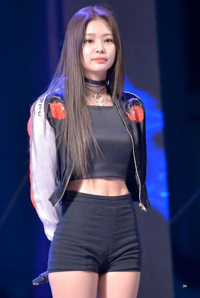 Jennie thường xuất hiện trên các tạp chí danh tiếng với trang phục hàng hiệu đắt tiền.