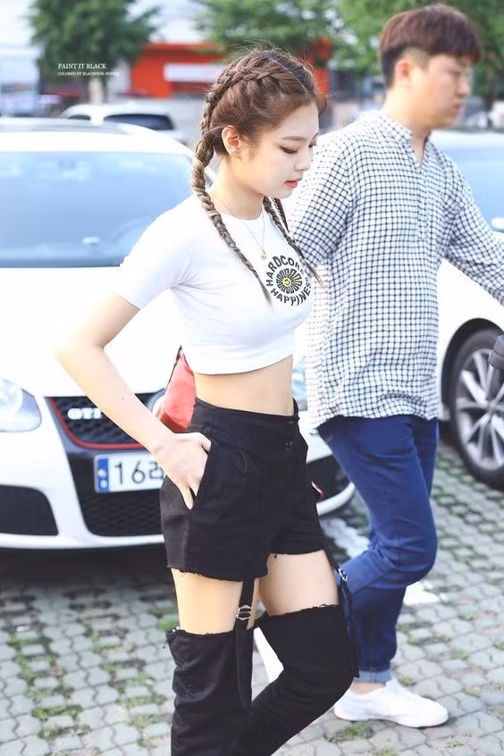 Jennie có hình thể đẹp nên crop-top trở thành lựa chọn số 1 của cô.