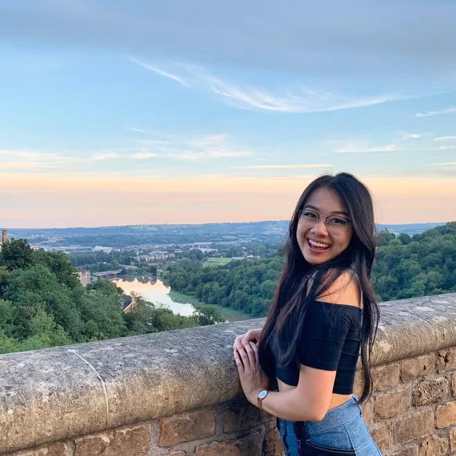 Croptop phối cùng quần jeans là set đồ giúp cô khoe eo thon gợi cảm. Ảnh: Internet. Video "Minh Hằng chia sẻ về phong cách thời trang". Nguồn: VTC.