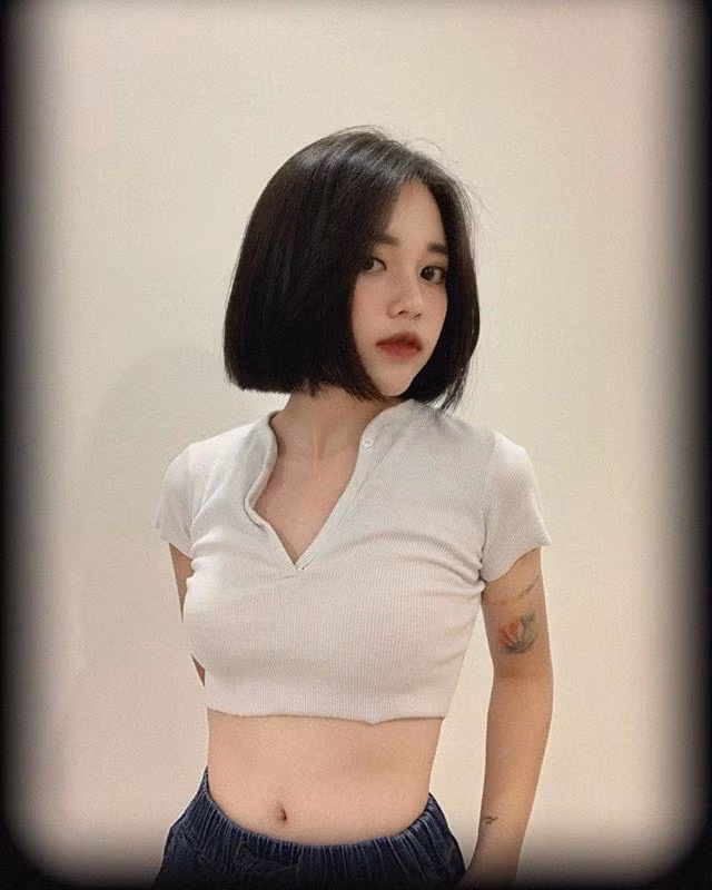 Các kiểu áo croptop là trang phục được Linh Ngọc ưa chuộng để khoe vòng eo thon thả.