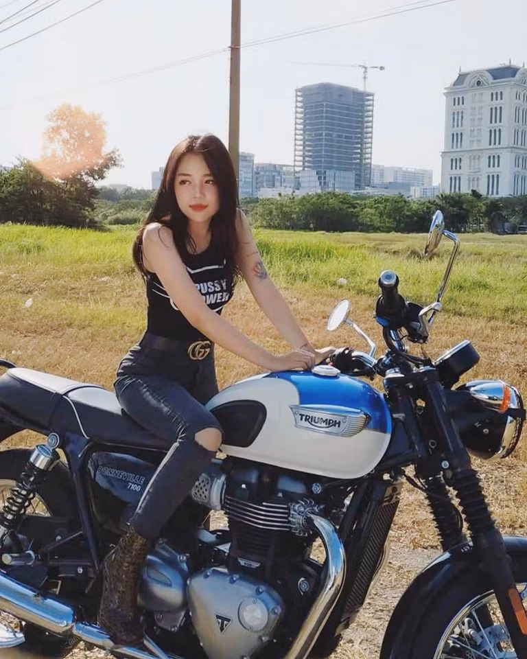 Áo thun sát nách và quần jean rách gối tạo sự năng động, cá tính cho Linh Ngọc Đàm. Ảnh: FBNV. Video "Minh Hằng chia sẻ về phong cách thời trang". Nguồn: VTC.