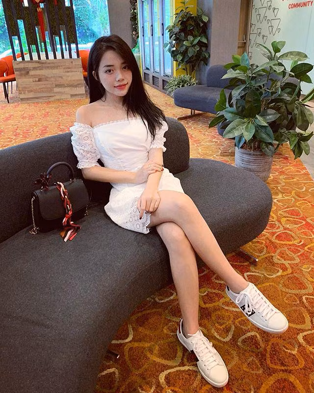 Gu thời trang biến hóa đa dạng của Linh Ngọc Đàm cũng được người hâm mộ đánh giá cao.