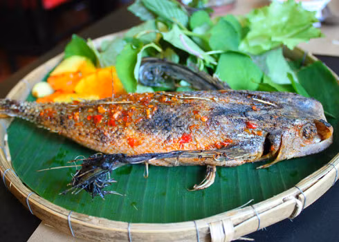 Khi ăn cá tắc kè chỉ cần gạt bỏ lớp da, vảy bên ngoài thì phần thịt cá màu trắng đục sẽ lộ ra. Vị ngọt, ngon và mùi thơm đến "điếc" mũi của món ăn sẽ khiến thực khách “thích mê”.