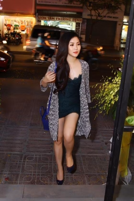 Chi tiết ren đắp ở phần ngực trong chiếc váy mà Hương Tràm mặc trông giống với váy ngủ hơn là trang phục dự sự kiện, dù chỉ là những sự kiện đơn giản nhất.