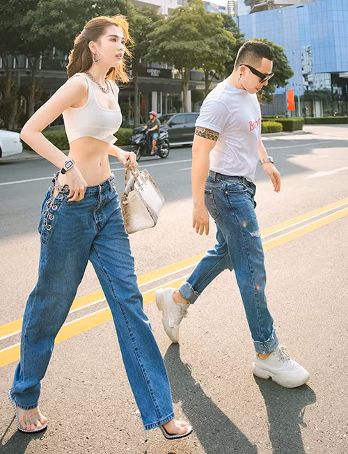 Phần cut-out của chiếc quần được đan lại với nhau bằng dây xích, vậy nên người mặc phải chọn nội y cá tính matching với tổng thể hoặc là không mặc nội y như Ngọc Trinh.