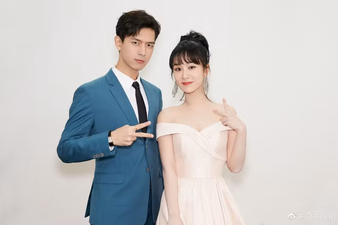 Trong khi Lý Hiện bảnh bao mặc suit thì Dương Tử lại gợi cảm với đầm trễ vai.