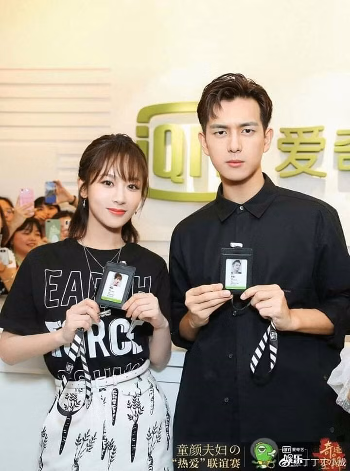 Cặp đôi cùng chọn trang phục tông màu đen trắng ăn ý khi đi sự kiện.