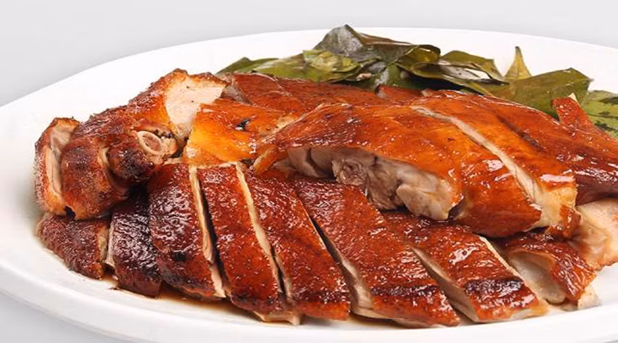 Một món ăn khác mà người địa phương thường đãi du khách chính là vịt Cổ Lũng (thường gọi là vịt suối). Đây là giống vịt đặc trưng của xã Cổ Lũng, huyện Bá Thước, tỉnh Thanh Hóa. Điểm hấp dẫn của giống vịt này là xương nhỏ, thịt chắc, nạc và mềm.