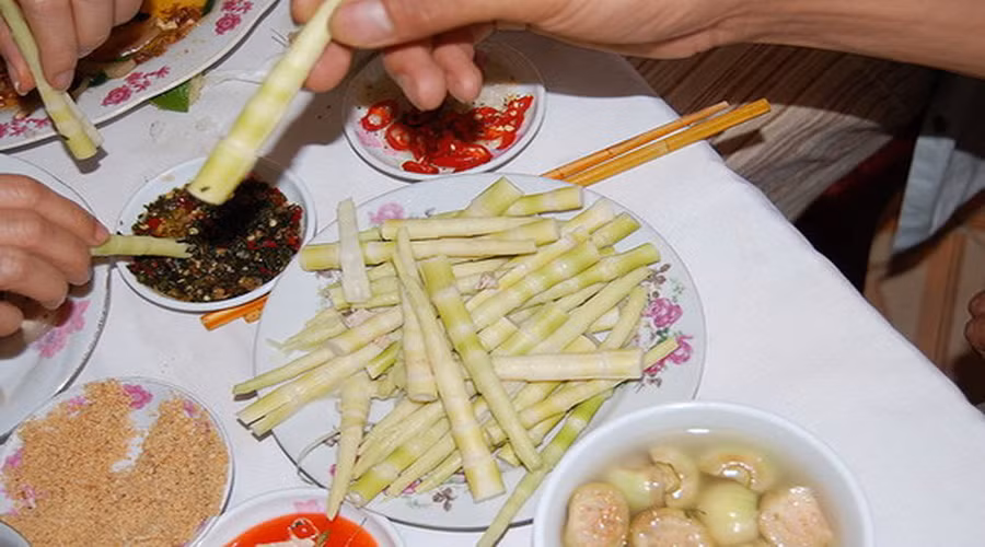 Măng đắng: Mưa phùn mùa xuân bắt đầu lắc rắc, người Thái ở Pù Luông chỉ cần vào rừng một lúc là mang về cả bồ măng. Thứ măng có vị đắng bùi, đưa vào miệng còn nhăn mặt nhưng chỉ cần nhai một lúc sẽ cảm nhận được vị ngọt bùi của măng.