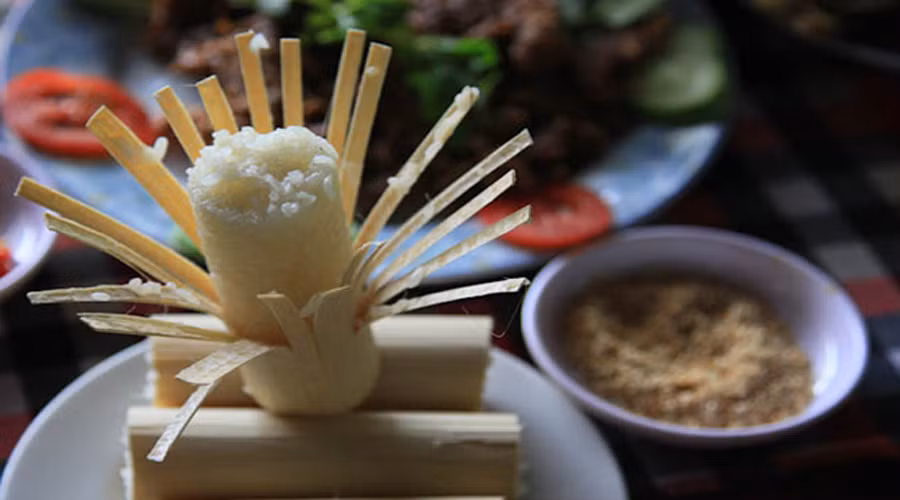 Cơm lam ở Pù Luông có vị ngon đặc biệt bởi dùng loại gạo nương có hạt to, mẩy, trắng và có mùi thơm. Đây là một món ăn rất giản dị mang hương vị đặc trưng của núi rừng, sự hòa quyện giữa mùi thơm của gạo nếp với hương thơm của tre, nứa tiết ra, tạo nên dư vị hấp dẫn của cơm lam Pù Luông.